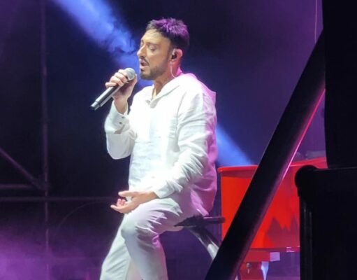 5000 persone al concerto di Gigi Finizio alla Reggia di Portici. Successo per la raccolta fondi grazie al Sold out