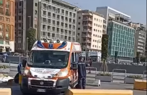 Molo Beverello bloccato. La missione impossibile? L’incontro tra tassisti e turisti. L’assenza della classe politica ed ambulanze bloccate