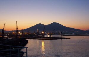 Le Monde rimpiange in prima pagina la “Napoli della prostituzione e del contrabbando”? Se fosse così sarebbe una vergogna assoluta!