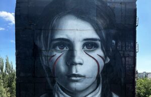 Jorit in Russia per un murales. Finito nella lista di proscrizione ucraina ‘per difendere la pace’