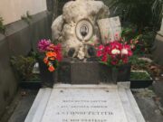 Dopo Gennarino Capuozzo, trovata a Poggioreale la tomba di Pulcinella. Massimiliano Grillo, figli del Sud: “Simboli famosi in tutto il mondo ma dimenticati a Napoli, un fiore anche per lui”