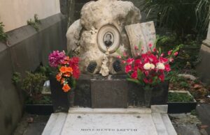 Dopo Gennarino Capuozzo, trovata a Poggioreale la tomba di Pulcinella. Massimiliano Grillo, figli del Sud: “Simboli famosi in tutto il mondo ma dimenticati a Napoli, un fiore anche per lui”