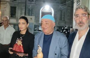 Al maestro Peppe Barra il premio San Gregorio Armeno: “Una boccata di ossigeno mentre la città perde la sua cultura”