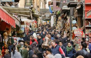 Napoli sotto assedio: tra rinascita e stereotipi