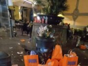 Primo pienone turistico al centro storico, immondizia ovunque. E’ colpa di chi lavora, di chi non pulisce o dei vigili che non controllano gli incivili?