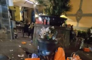 Primo pienone turistico al centro storico, immondizia ovunque. E’ colpa di chi lavora, di chi non pulisce o dei vigili che non controllano gli incivili?