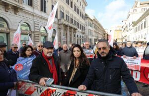 In centinaia alla manifestazione del Movimento Equità Territoriale in piazza Santi Apostoli a Roma. Pino Aprile: “Stufi di essere il bancomat del Nord”
