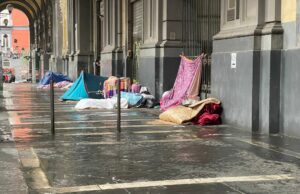 Il popolo degli invisibili muore mentre la città è in festa l’emergenza clochard non si può più ignorare