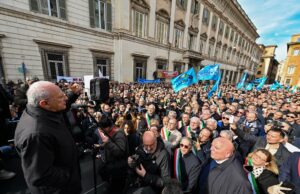 Sindaci del Sud in piazza. Il governatore De Luca: “Fermiamo una questione meridionale che va avanti da 160 anni”