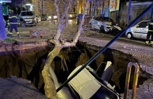 Voragine al Vomero. Parla la proprietaria dell’auto coinvolta “Evacuati ma non sappiamo ancora nulla”