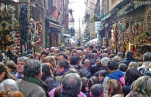 Il Rinascimento di Napoli: Un Tributo alla Forza dei suoi Cittadini e al Suo Turismo Fiorito