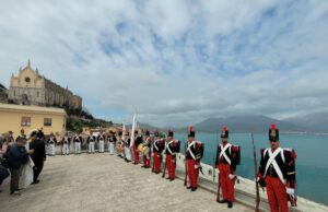 A Gaeta la bandiera delle due Sicilie sventola ancora: da 30 anni i neoborbonici si riuniscono a ricordare i caduti