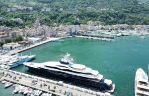 Mark Zuckerberg in visita a Napoli ma attracca a Castellammare di Stabia con il suo megayacht: unica possibilità