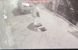 Rubati i chiusini dei tombini a San Gregorio Armeno. Capuano: “Un atto di vandalismo che mette a rischio la sicurezza dei cittadini”