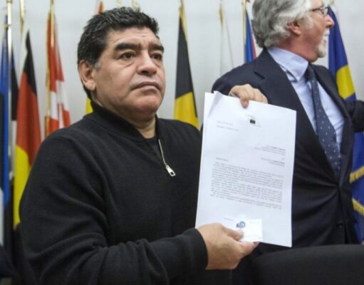 “Maradona non fu evasore”. L’avvocato Pisani depone la sentenza sotto il Murale di Diego