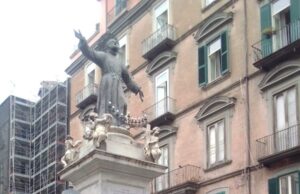 Centro Storico l’oltraggio alla statua di San Gaetano: «circondata da cassonetti della spazzatura»