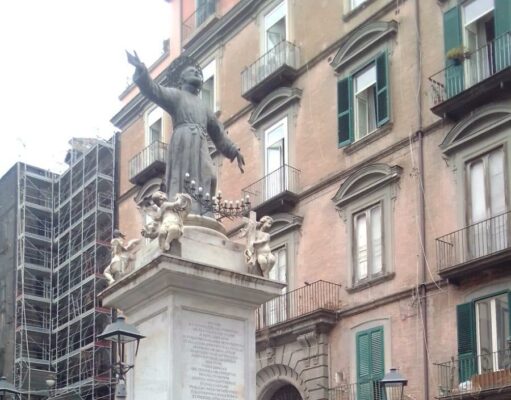 Centro Storico l’oltraggio alla statua di San Gaetano: «circondata da cassonetti della spazzatura»