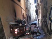 Centro storico allarme rosso a vico Santa Maria ad Agnone: “cassonetti selvaggi impediscono il passaggio”