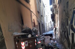 Centro storico allarme rosso a vico Santa Maria ad Agnone: “cassonetti selvaggi impediscono il passaggio”