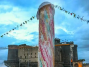Napoli capitale della cultura mondiale offesa ancora: il Pulcinella di Pesce in bella mostra a forma fallica