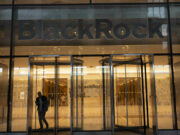 Meloni apre le porte a BlackRock: l’Italia svende i suoi asset strategici alla finanza globale