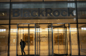 Meloni apre le porte a BlackRock: l’Italia svende i suoi asset strategici alla finanza globale