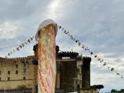 La statua di Gaetano Pesce in piazza Municipio: “arte o ingiustizia”?