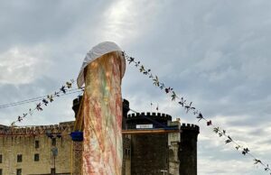 La statua di Gaetano Pesce in piazza Municipio: “arte o ingiustizia”?