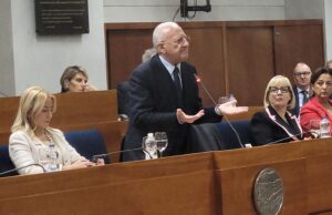 Il Consiglio regionale apre le porte alla terza candidatura di De Luca: una sfida per la leadership nel PD