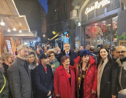 Venerdì 14 novembre 2025, ore 17:30 – Inaugurazione della Fiera di Natale a San Gregorio Armeno e ai decumani dedicata a James Senese