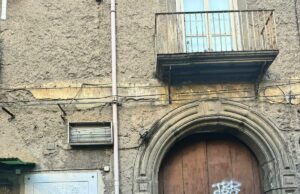 Centro Storico, nuovo sfregio al palazzo dove visse San Giuseppe Moscati: “Identificare subito i responsabili”