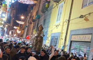 Napoli, San Gennaro e Sii Turista: una Processione di Popolo, Fede e Rivoluzione