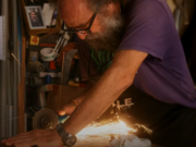 Napoli, l’arte nascosta nei rifiuti: la storia di Giaco e il suo “Covo”