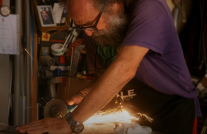 Napoli, l’arte nascosta nei rifiuti: la storia di Giaco e il suo “Covo”