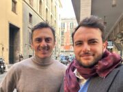 Perde zaino con soldi e beni preziosi: imprenditore rintraccia proprietario e lo restituisce. Napoli sempre più capitale dell’onestà.