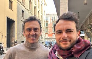 Perde zaino con soldi e beni preziosi: imprenditore rintraccia proprietario e lo restituisce. Napoli sempre più capitale dell’onestà.