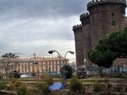 Maschio Angioino, meno di 48 ore dopo il maxi intervento di bonifica tornano gli accampamenti dei clochard