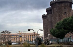 Maschio Angioino, meno di 48 ore dopo il maxi intervento di bonifica tornano gli accampamenti dei clochard