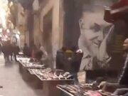 Quartieri Spagnoli, la protesta ‘silenziosa’ degli abitanti: “Basta venditori abusivi, vogliamo rispetto e sicurezza”