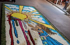 A Ogliara trionfa il colore: protagonisti anche i maestri infioratori di Portici guidati da Angelo Di Napoli