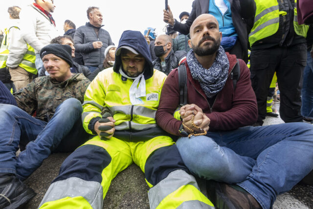Operation to clear Trieste port of Green Pass protestors