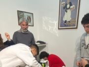 Per le scale di Forcella la magia del Natale si accende: musica, arte e comunità in una “Cantata di Luce”