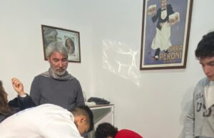 Per le scale di Forcella la magia del Natale si accende: musica, arte e comunità in una “Cantata di Luce”