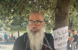 Protesta a oltranza davanti al Comune: Salvatore Bellotti si incatena contro l’ordinanza sulla movida