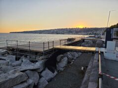 Finita la festa, si smonta il lungomare. Ma Napoli non è un palcoscenico